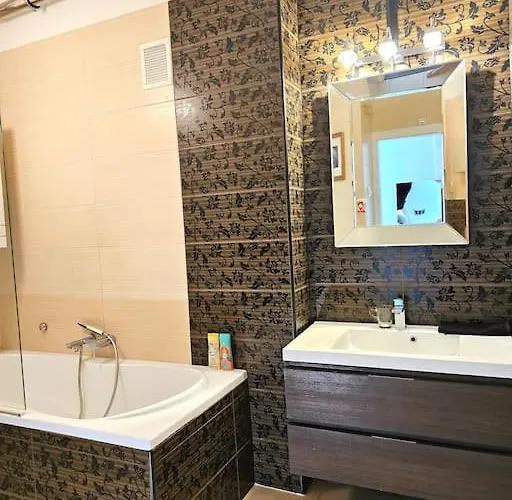 Luxury Flat In Downtown With Free Parking דירה