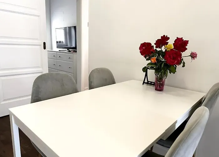 Luxury Flat In Downtown With Free Parking דירה *