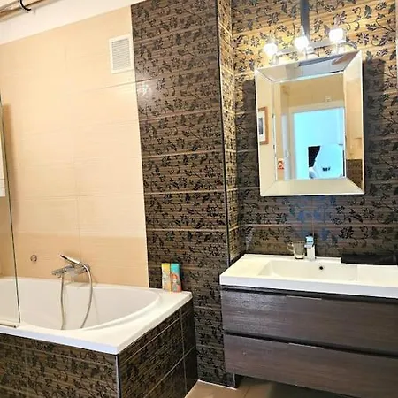 Luxury Flat In Downtown With Free Parking 아파트